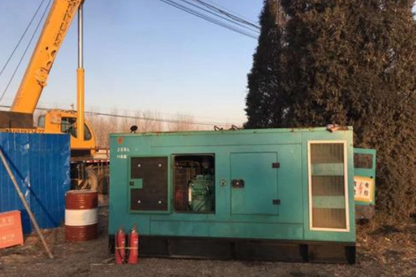 岳阳楼如何通过改变励磁回路电阻的方式调节柴油发电机组的输出电压？